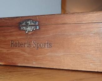 ROBERTS SPORTS VINTAGE WOOD BOX