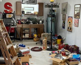 So many garage/automotive treasures (toolbox NFS)......