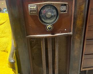 Antique Zenith Shortwave/Police/Standard Broadcast Condole Tube Radio
