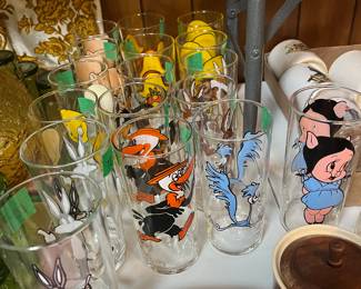 Vintage Warner Bros. cartoon character glasses. 1973 Pepsi Collector series Petunia pig, roadrunner, Beaky Buzzard, Bugs Bunny, Tweety Bird, Daffy Duck, Wile E Coyote, Porky pig, Yosemite, Sam, and speedy Gonzalez