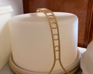 Vintage Tupperware cake carrier 