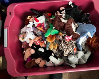 Tote full of beanie babies 