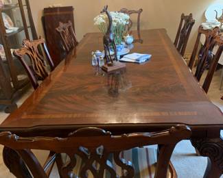 VERY NICE Dining Room Table With Extra Leaf and Protective Padding. 6 Chairs With Enough Room To Add 4 More Chairs. Thomasville Solid Mahagony 