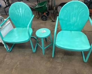 TWO VINTAGE OUTDOOR CHAIRS AND SIDE TABLE