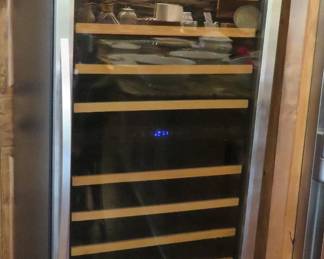 Wine refrigerator