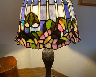Tiffany Style Lamp with Lotus Pattern Bell Shade 