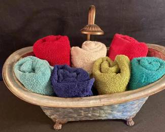 Metal Bathtub With 7 Wash Cloths 