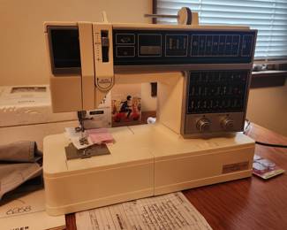 Singer machine, w embroidery settings and extras! Just serviced.