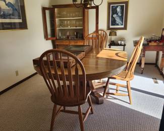 Oak table w 3 leaves and four chairs.