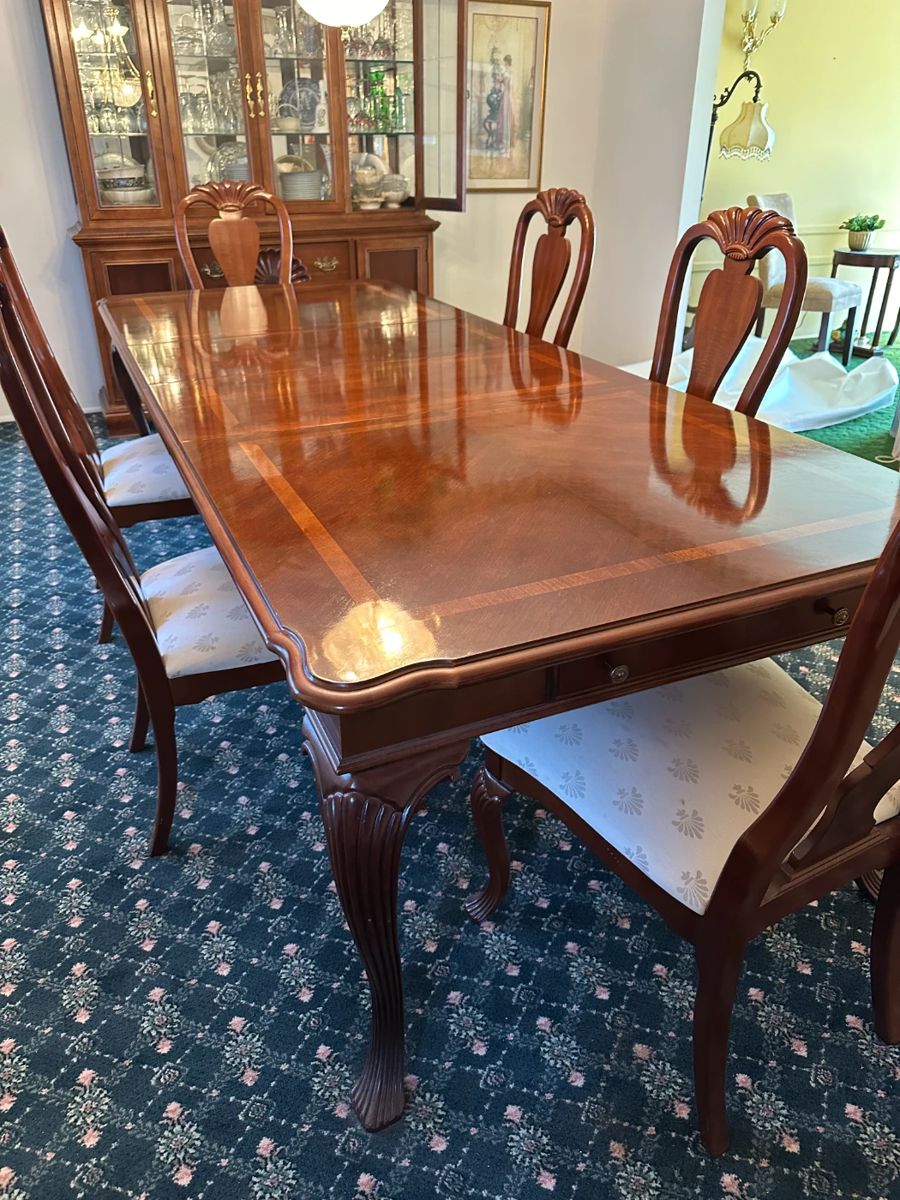 American Drew dining set, 2 leaves and 2 lined flatware drawers on each end with six chairs