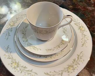 Vintage Allegro fine china for a crowd: 16 dinner plates, 15 dessert/fruit bowls, 23 salad plates, 15 cups & saucers. Cheap! 88 pieces for $45.