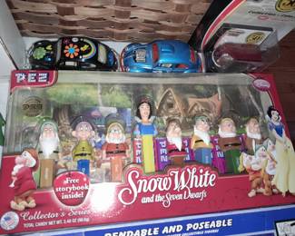 Snow White & The Seven Dwarfs PEZ Dispenser Set In The Original Box