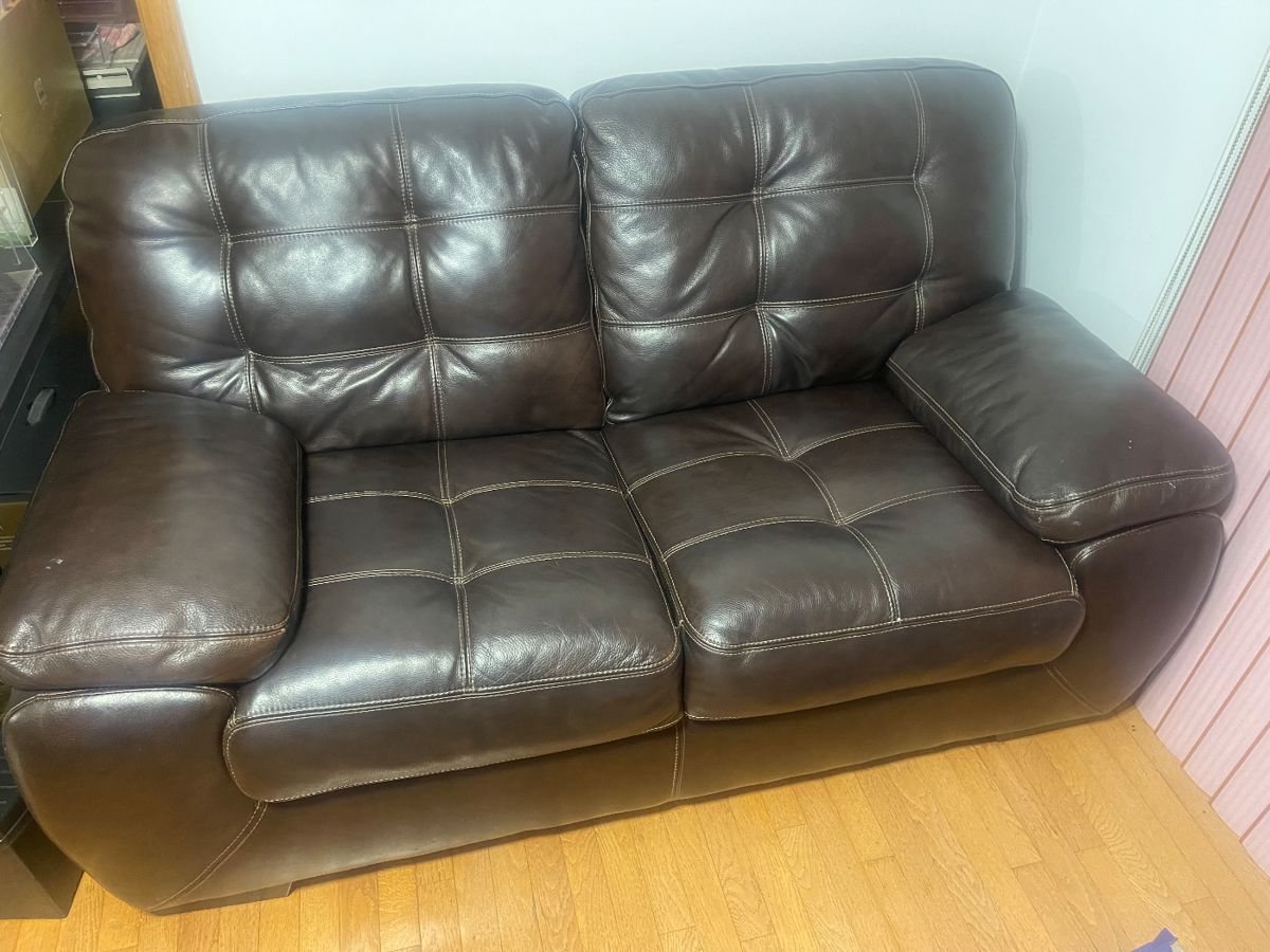 Leather love seat, excellent condition 