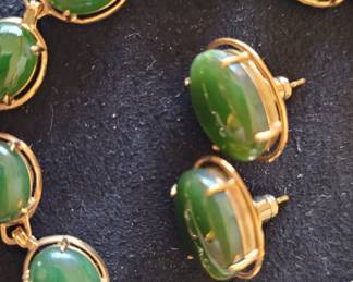 #37 set of bracelet 7" and earrings 1/2" jade and gold-tone 