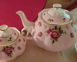 Royal Albert, England, New Country Roses tea set with original box, excellent condition