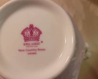 Royal Albert, England, New Country Roses tea set with original box, excellent condition
