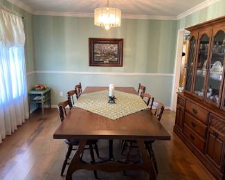 Gorgeous dining table with three leaves