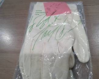 Lord & Taylor white leather gloves- size small