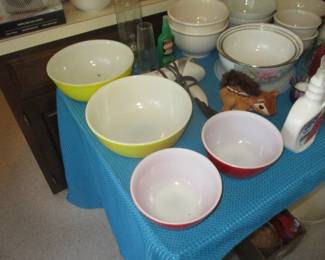 Yellow and red Pyrex bowls