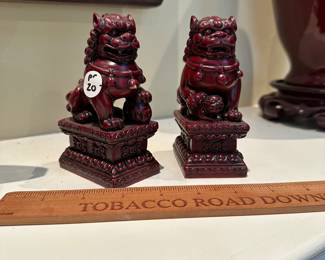 F120 - $20 small pair of decorative foo dogs. 