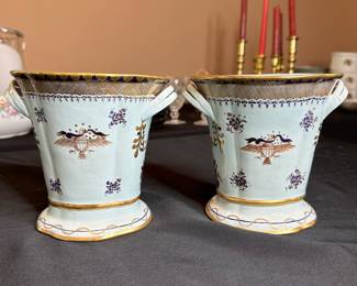 CP8 - $225. Pair of Mottahedeh Federal Export Urns. 