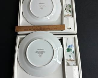 F38 - $10 each set. Andrea by Sadek. Golden Botanical Cake Sets. 