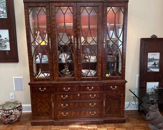 F4 - $400. Thomasville "The Mahogany Collection". Lighted China Cabinet / Breakfront. Measures 19" deep x 64" wide x 83" tall. Moves in 2 pieces. (Base is 30" Top is 53") Very good vintage condition. Has 9 adjustable glass shelves. 