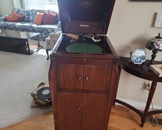 1904 Victrola record player