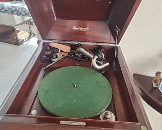 1904 Victrola record player