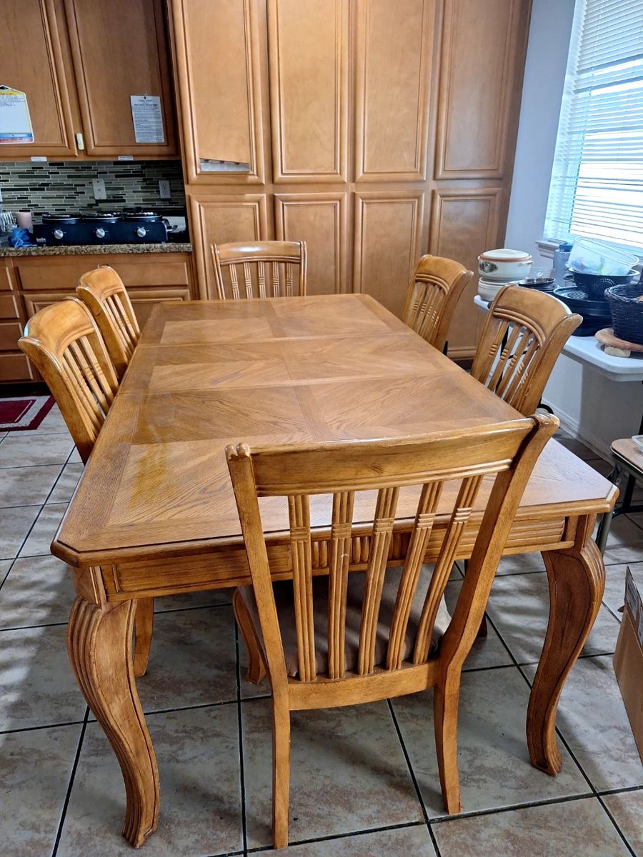 Dining table with six dining chairs. 