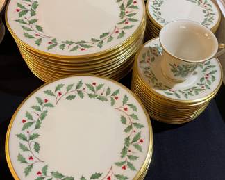 $600.00…………..LENOX HOLIDAY CHINA SET SERVICE FOR 12 4 piece place settings 60 PIECES IN TOTAL SEE FOLLOWING PICTURE 