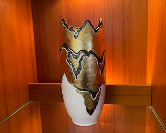 MAGNIFICENT POTTERY VASE WITH GOLD ACCENTS BY JIM LOSO 9 1/2” TALL