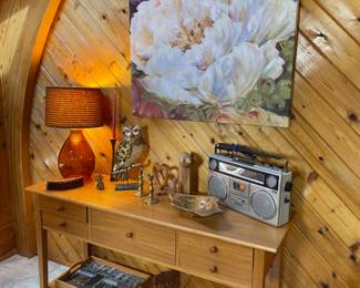 CONSOLE TABLES, LAMPS AND ARTWORK