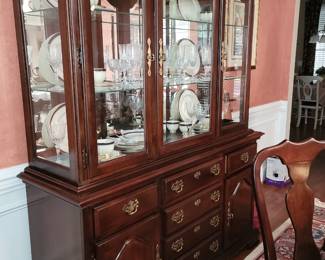 Kincaid china cabinet excellent condition 