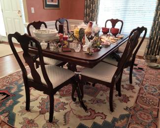 Kincaid dining table with 6 chairs and 2 leafs excellent condition 