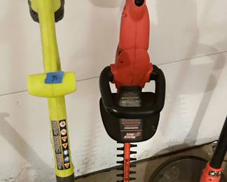 Ryobi cordless easy edger with battery & charger $35
Black and decker 24 inch electric hedgehog trimmer $18 sold
