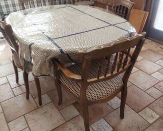 Drexel table with 6 chairs, 3 leaves, table pads and side table