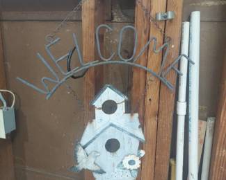 Welcome sign with birdhouse decor