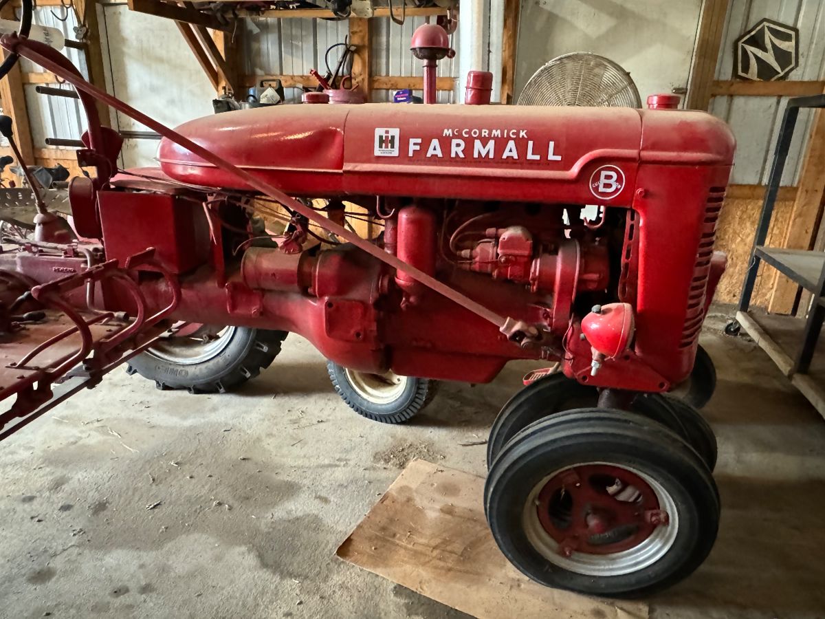 Vintage Farmall B Tractor 

Awesome looking tractor!  The client reported this tractor is in working condition with no known issues.