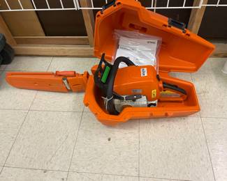 Stihl MS 290 this chainsaw is like new includes case!