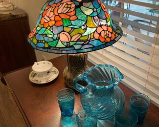 Wonderful water lily Tiffany style lamp with bronze base