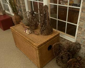 Wicker trunk with willow angels 