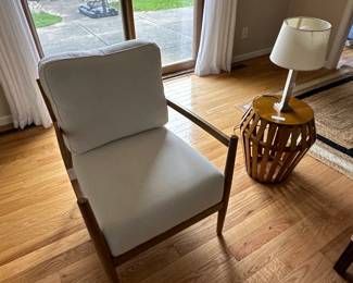 End Table/Lamp/Chair (Great Shape)