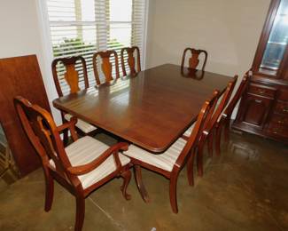 Broyhill Mahogany Dining Table With 8 Chairs & 2 Leaves