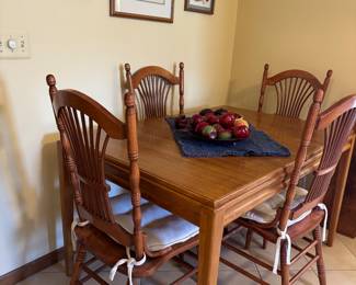 Lovely dining table with fan leaf back chairs oak 