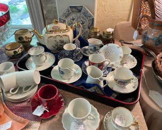 Collection of Demi-T cups and saucers, lacquer tray, Sadler tea pot