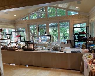 Looking at the register table where you will find fabulous jewelry, minerals and fossils 