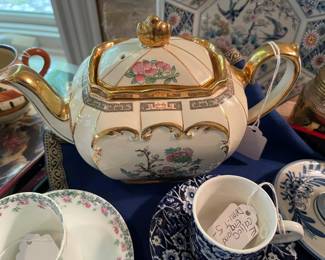 A close look at the Sadler tea pot