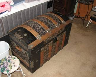 nice trunk, it also has the tray inside