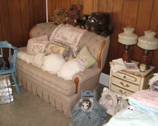 loveseat, night stand, teddy bears, lamps 